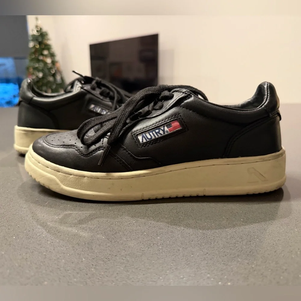 Autry Black Leather Medalist Low Sneakers in Super Soft Nappa Size 39 US 9 EUC